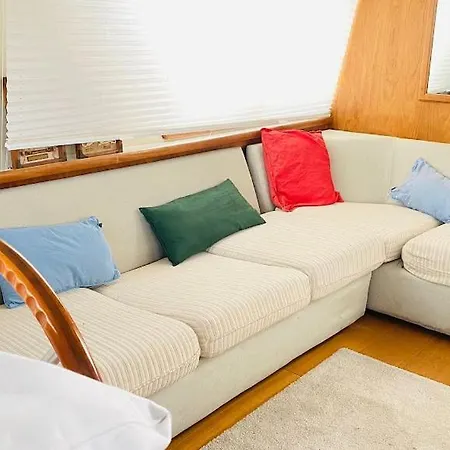 Botel Yacht Y Fiestas *