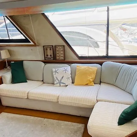 Botel Yacht Y Fiestas *