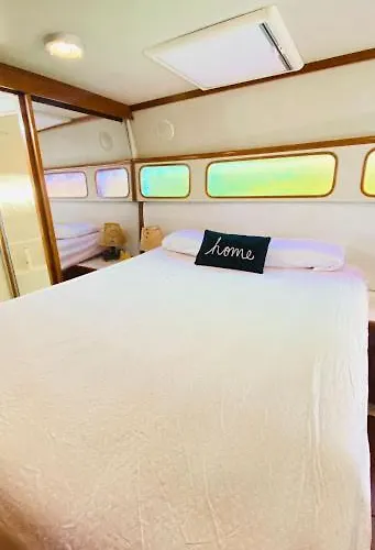 Yacht Y Fiestas サン・アドリア・デ・ベソス
